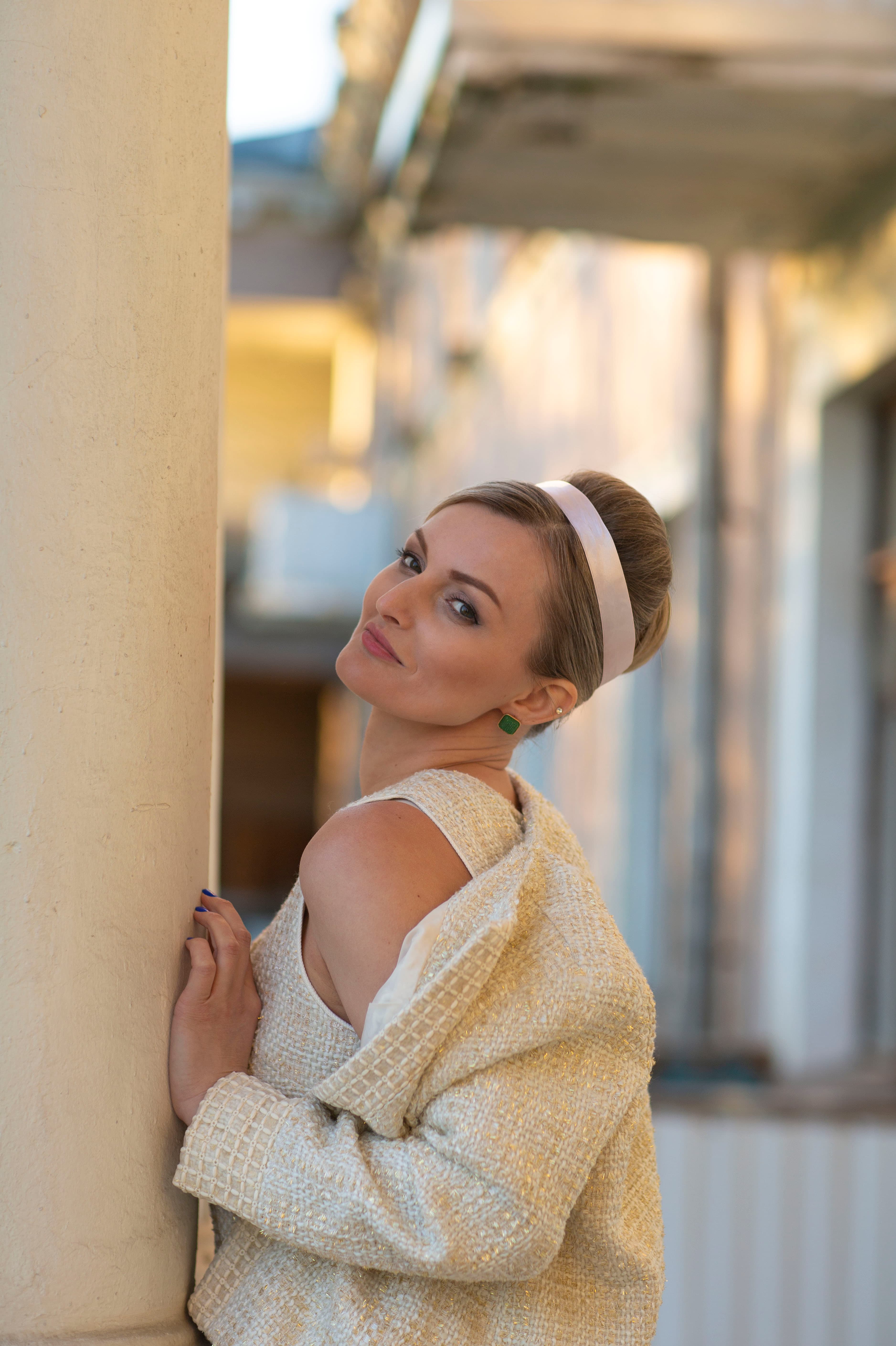 Невеста с низким пучком и шёлковым ободком