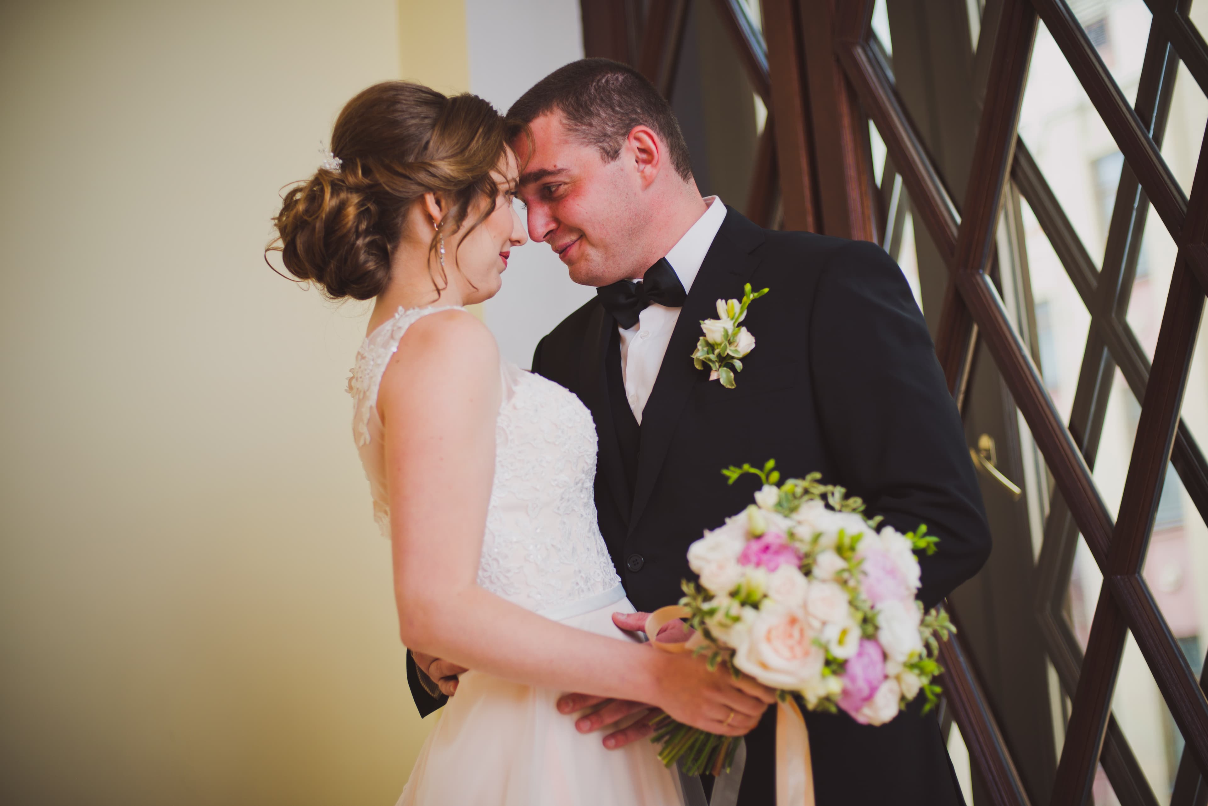 Невеста в день свадьбы — собранная причёска