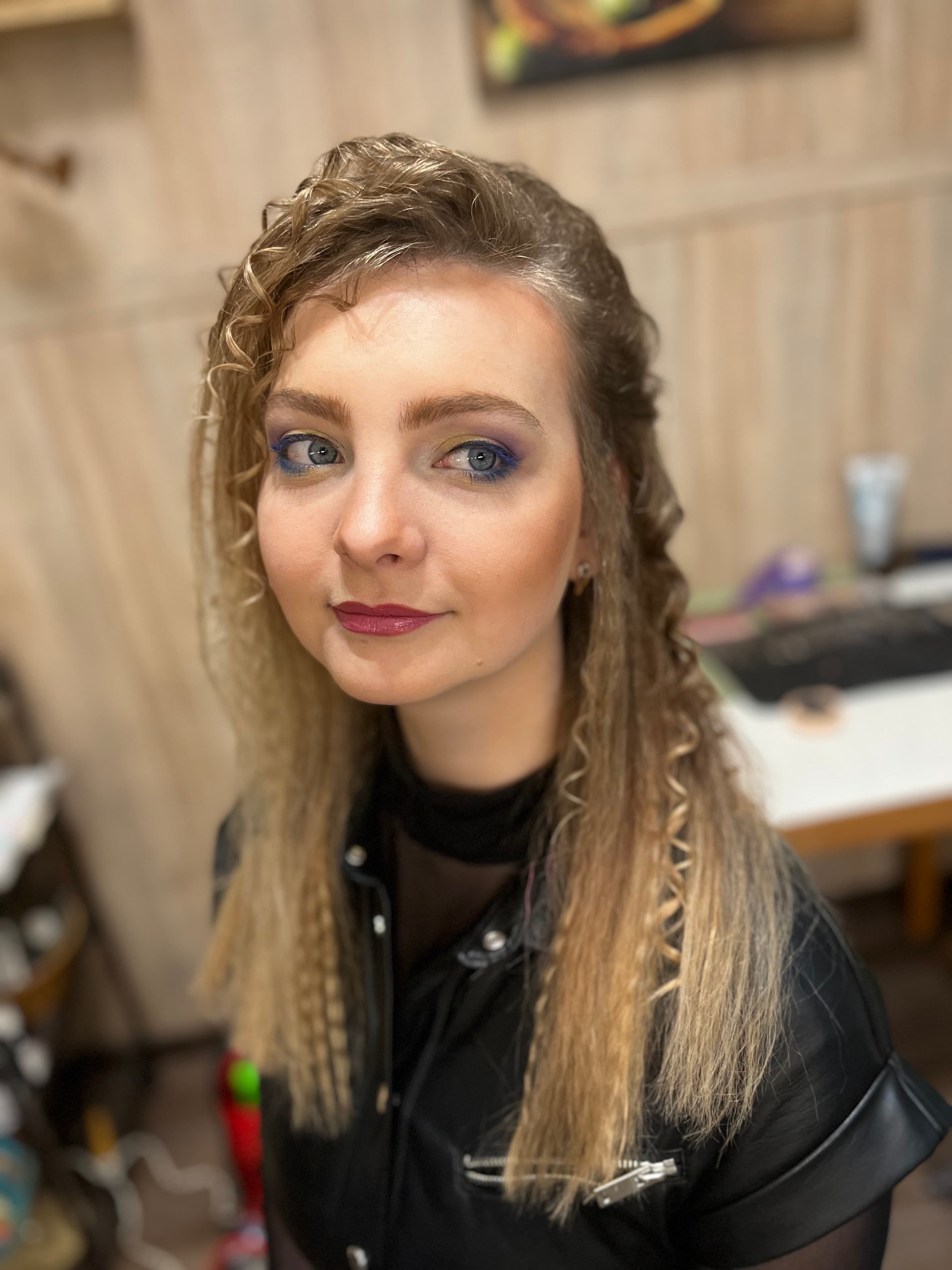 Гофрированные пряди — вечерний образ