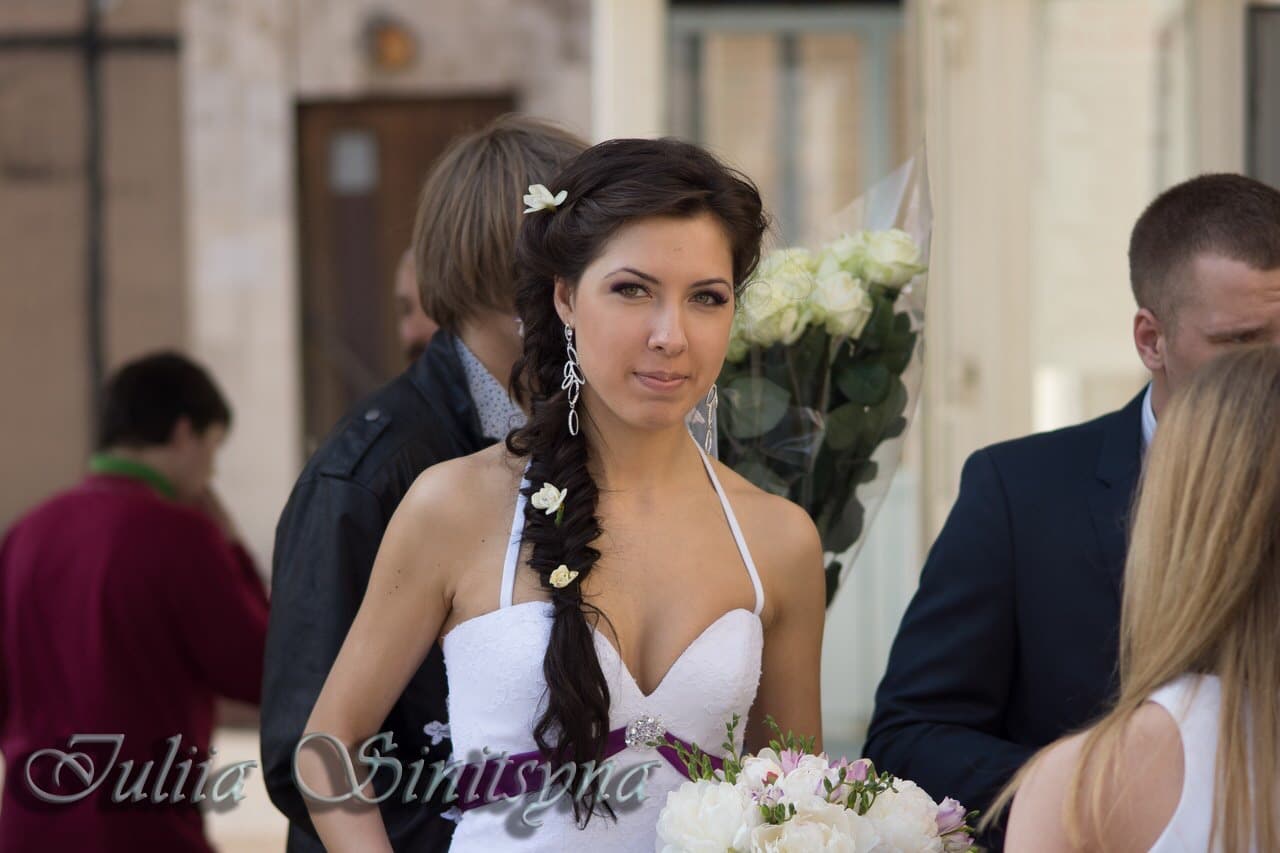 Невеста с длинной косой и цветами в волосах