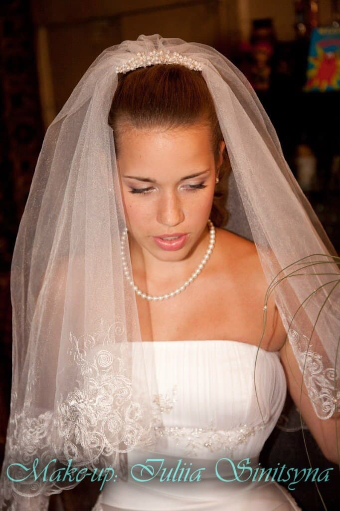 Невеста в фате и с диадемой — классический свадебный образ