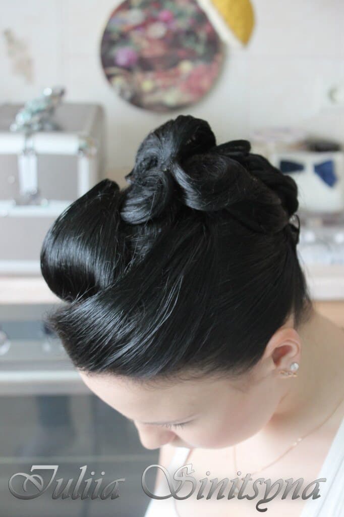 Высокий пучок на тёмных волосах с плетением